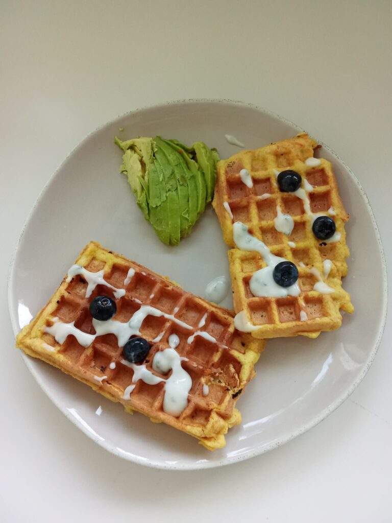 Gofres de plàtan amb iogurt, nabius i alvocat
