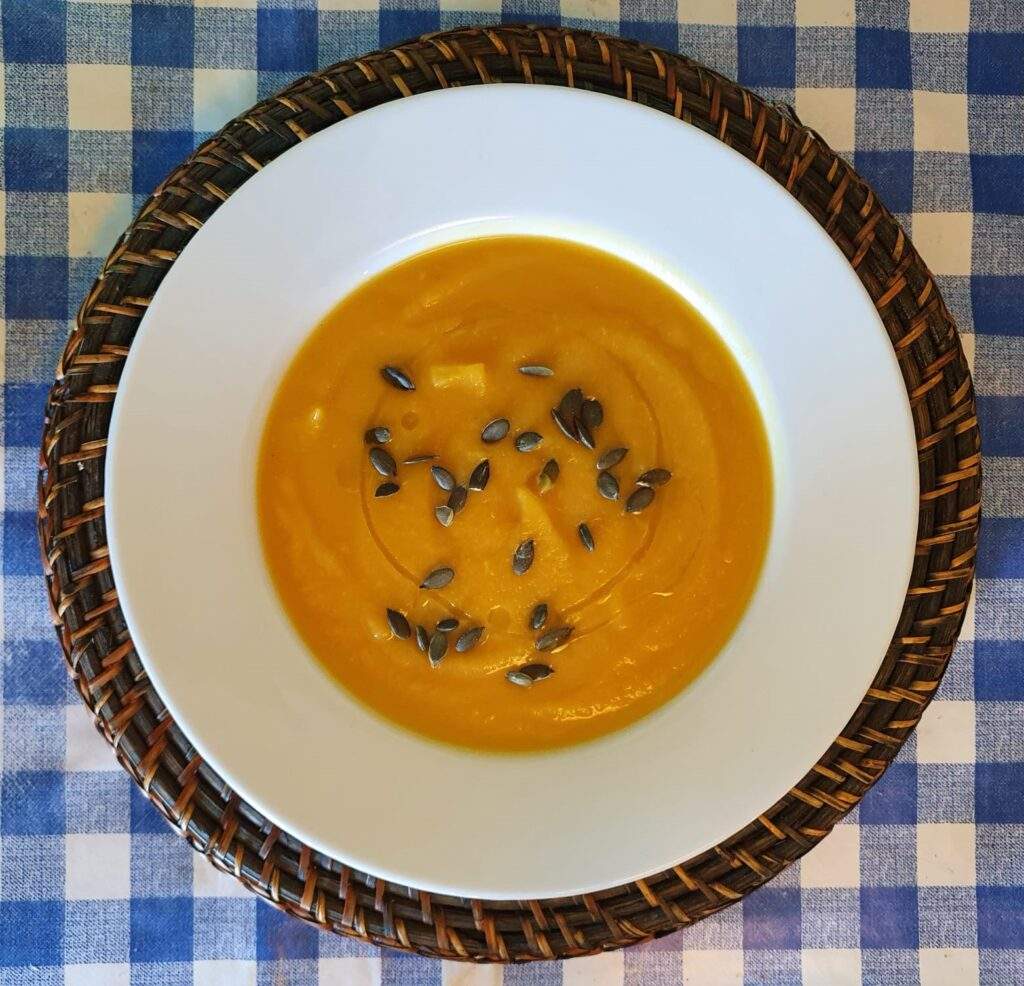 Crema de carbassa amb xirivia i miso amb pipes